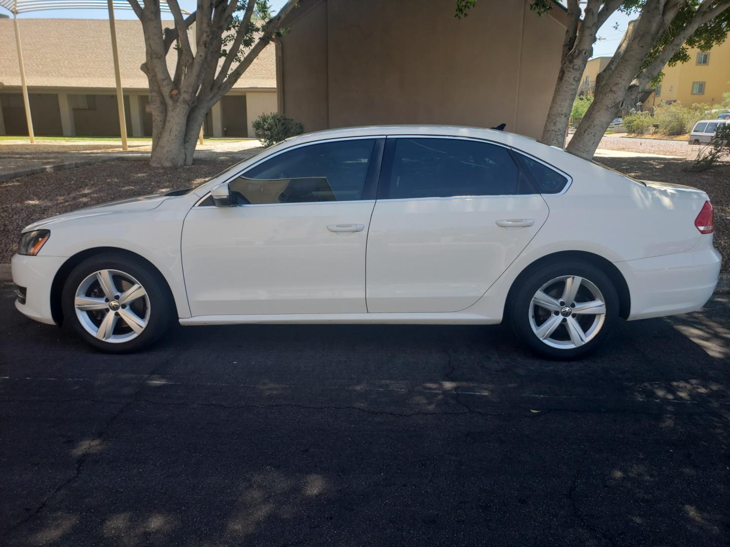 2013 WHITE /gray and black Volkswagen Passat se (1VWBP7A31DC) with an 2.5 l5 engine, 6-Speed Automatic transmission, located at 323 E Dunlap Ave., Phoenix, AZ, 85020, (602) 331-9000, 33.567677, -112.069000 - 2013 Volkswagen Passat SE,........ EXCELLENT condition,......A Real Must See!!.... No accidents, Ice cold ac, Touch Screen Stereo/CD Player, Satellite compatible, Bluetooth, Phone sync, Clean Black and Gray interior with Black Leather seats in near perfect condition, power windows, power door locks, - Photo#6